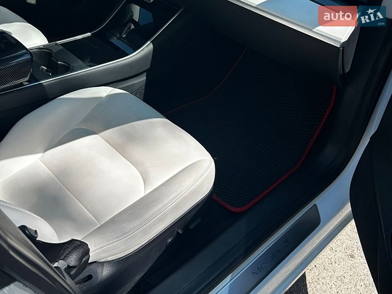 Седан Tesla Model 3 2020 в Кам'янському