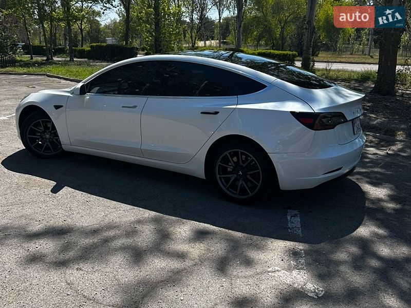 Седан Tesla Model 3 2020 в Кам'янському