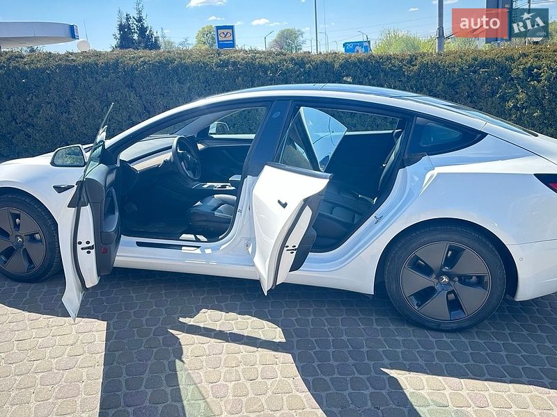 Седан Tesla Model 3 2021 в Львове