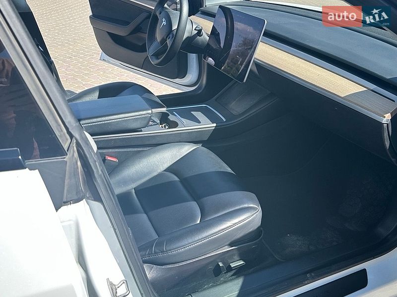 Седан Tesla Model 3 2021 в Львове