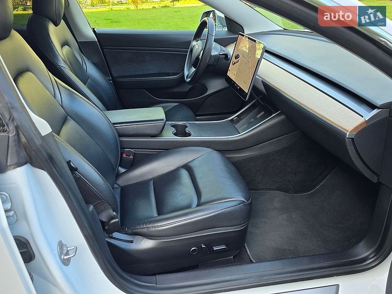 Седан Tesla Model 3 2020 в Черкассах