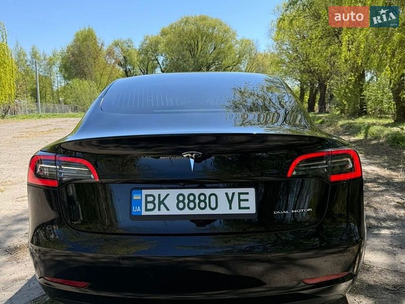 Седан Tesla Model 3 2018 в Ровно