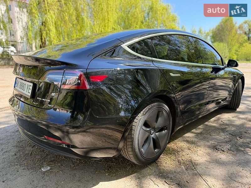 Седан Tesla Model 3 2018 в Ровно