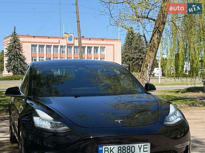 Седан Tesla Model 3 2018 в Ровно