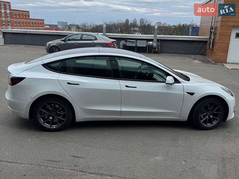 Седан Tesla Model 3 2022 в Киеве