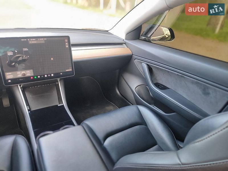 Седан Tesla Model 3 2018 в Киеве