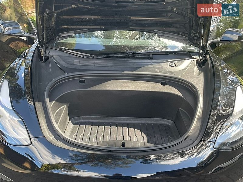 Седан Tesla Model 3 2023 в Львові