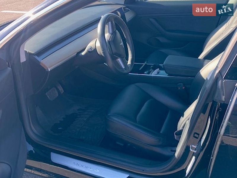 Седан Tesla Model 3 2019 в Львове