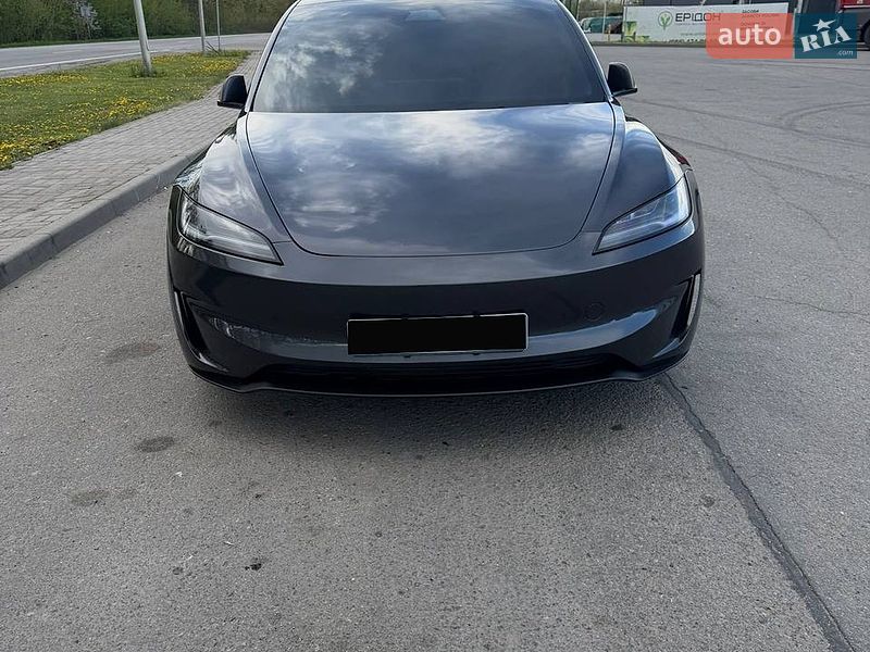 Седан Tesla Model 3 2024 в Ивано-Франковске