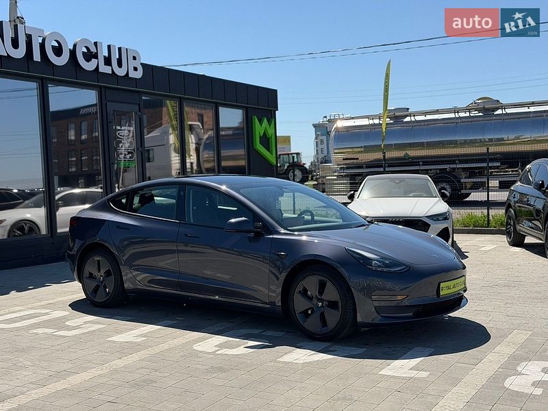 Седан Tesla Model 3 2023 в Львове
