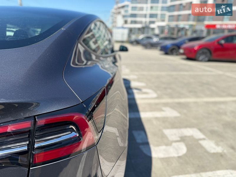 Седан Tesla Model 3 2023 в Львове