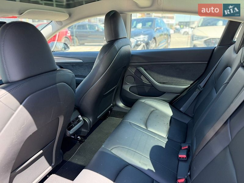 Седан Tesla Model 3 2023 в Львове