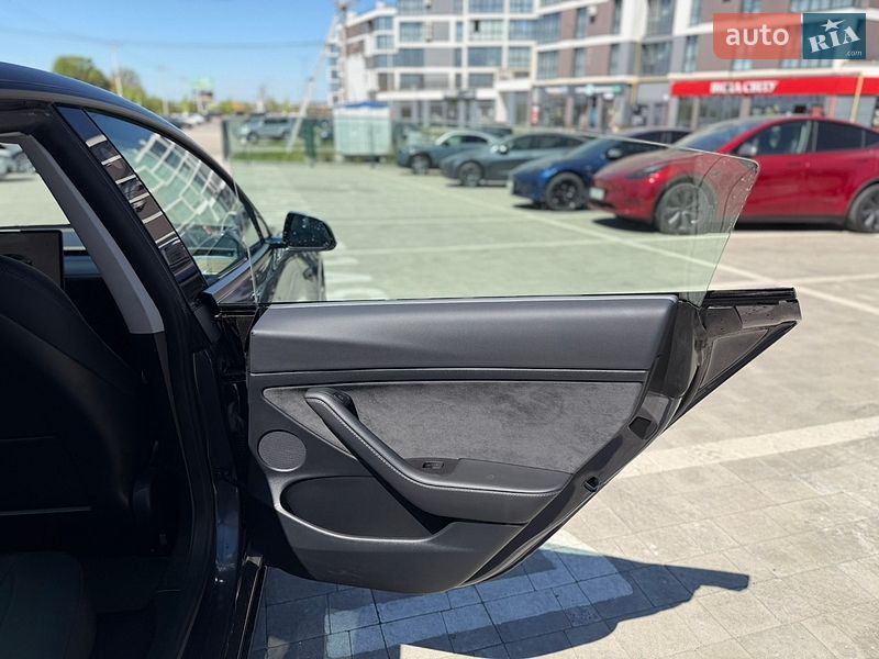 Седан Tesla Model 3 2023 в Львове