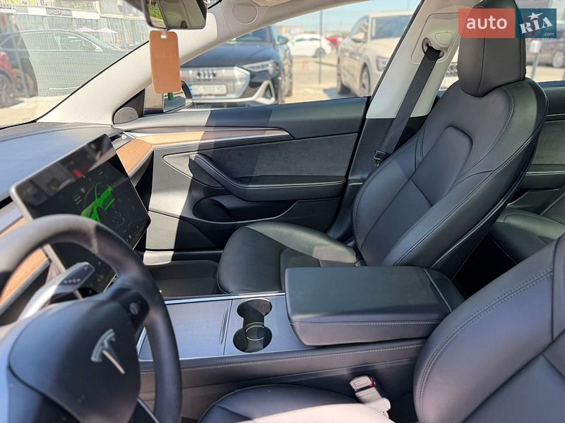 Седан Tesla Model 3 2023 в Львове