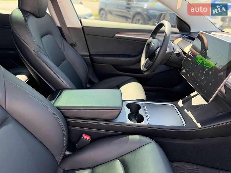 Седан Tesla Model 3 2023 в Львове