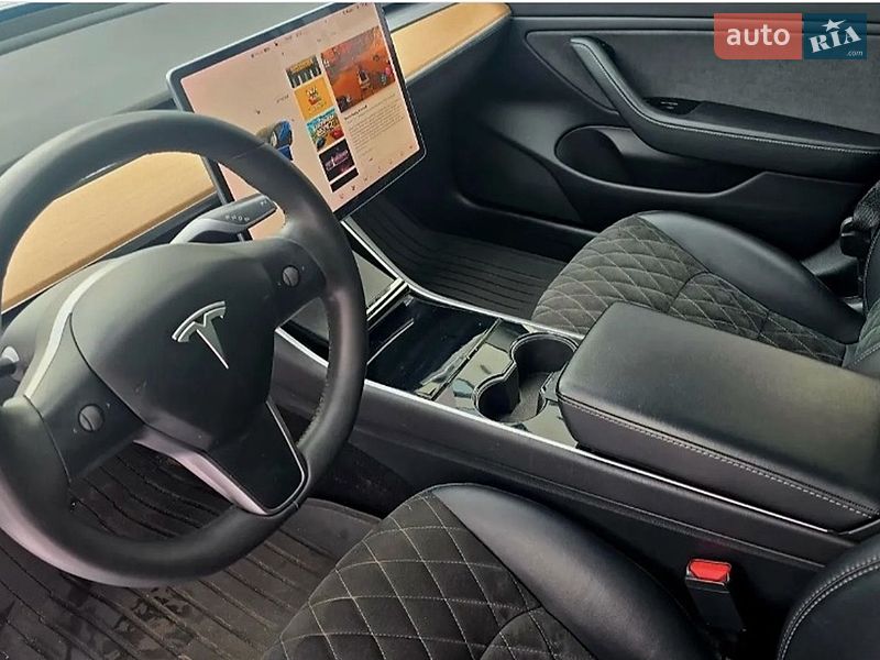Седан Tesla Model 3 2019 в Львові