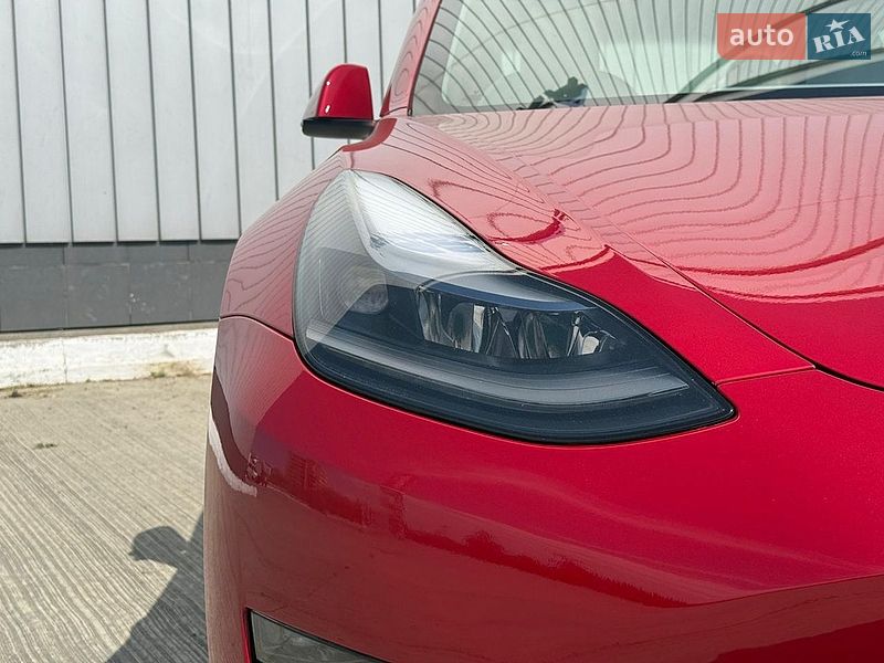 Седан Tesla Model 3 2023 в Чернівцях