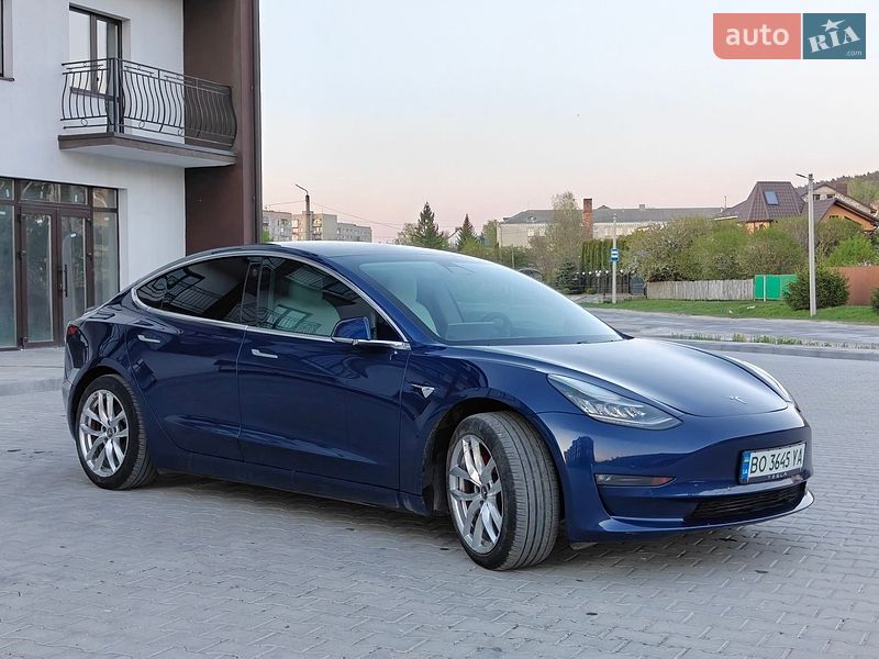 Седан Tesla Model 3 2020 в Кременце