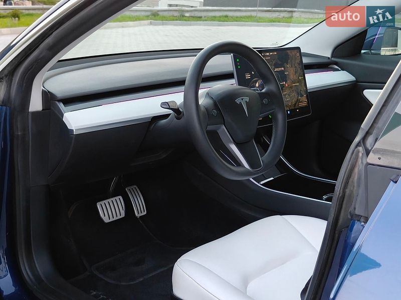 Седан Tesla Model 3 2020 в Кременце