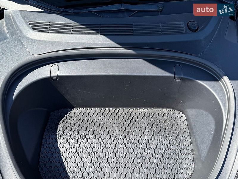 Седан Tesla Model 3 2018 в Киеве