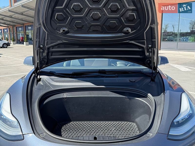 Седан Tesla Model 3 2018 в Киеве
