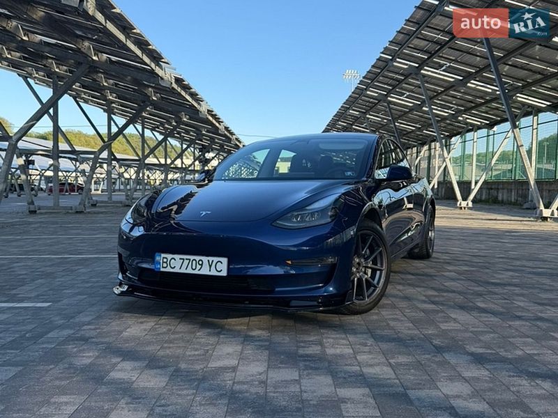 Седан Tesla Model 3 2021 в Львові