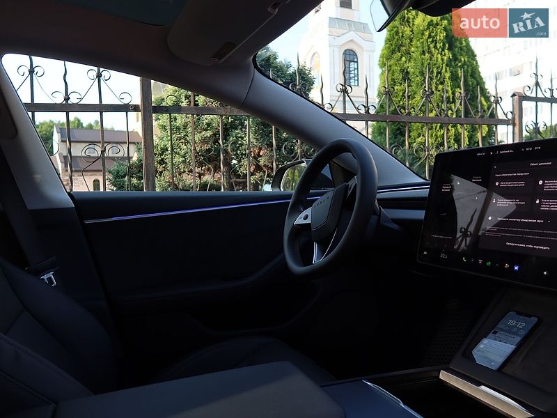 Седан Tesla Model 3 2024 в Львове