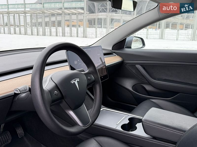 Седан Tesla Model 3 2021 в Львове