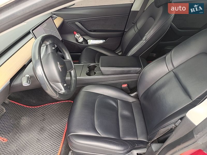 Седан Tesla Model 3 2018 в Бучі