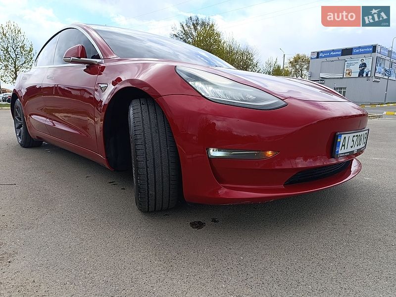 Седан Tesla Model 3 2018 в Бучі
