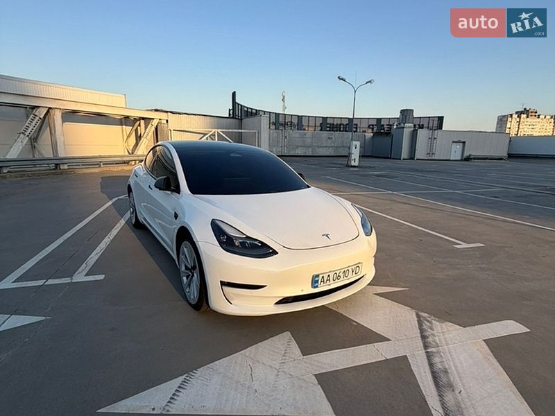 Седан Tesla Model 3 2021 в Киеве