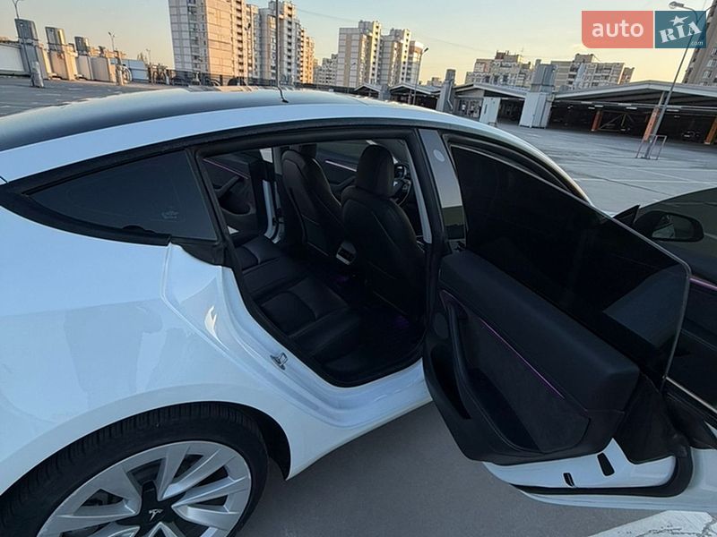 Седан Tesla Model 3 2021 в Киеве