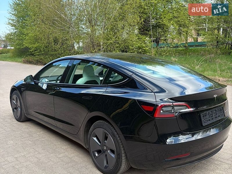 Седан Tesla Model 3 2023 в Ровно