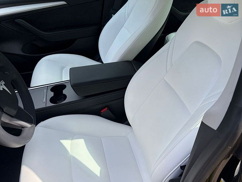 Седан Tesla Model 3 2023 в Ровно