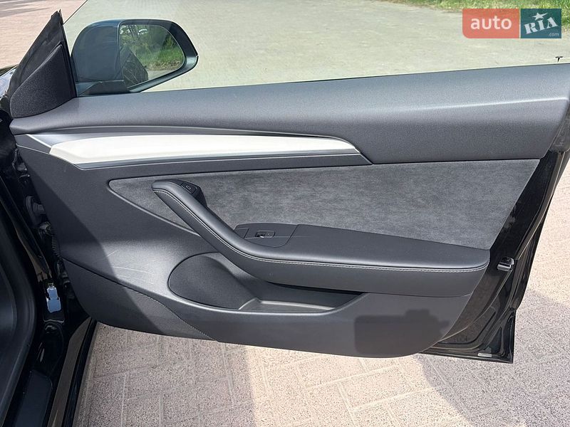 Седан Tesla Model 3 2023 в Ровно