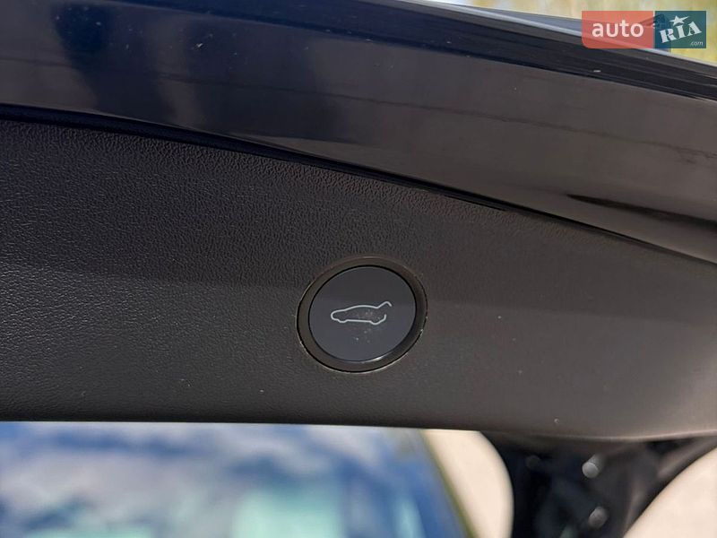 Седан Tesla Model 3 2023 в Ровно