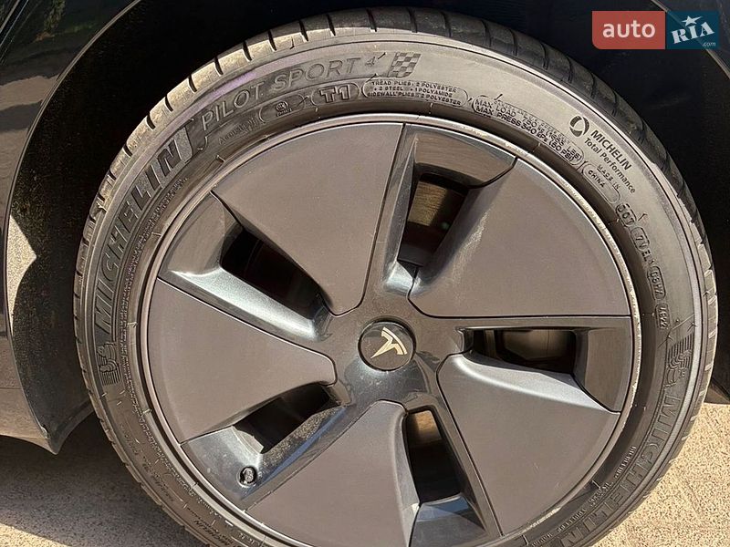 Седан Tesla Model 3 2023 в Ровно