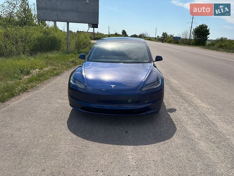 Седан Tesla Model 3 2024 в Ужгороде
