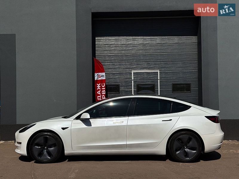 Седан Tesla Model 3 2020 в Києві