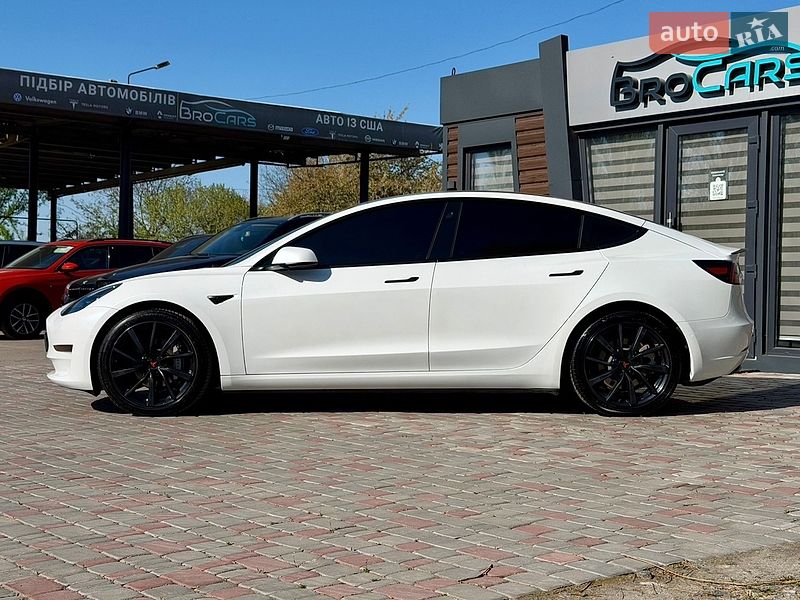 Седан Tesla Model 3 2021 в Виннице