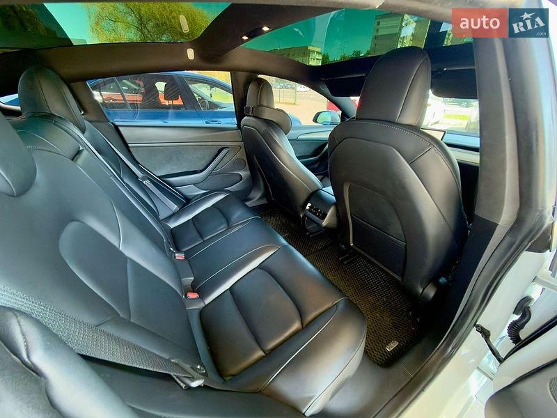 Седан Tesla Model 3 2021 в Виннице