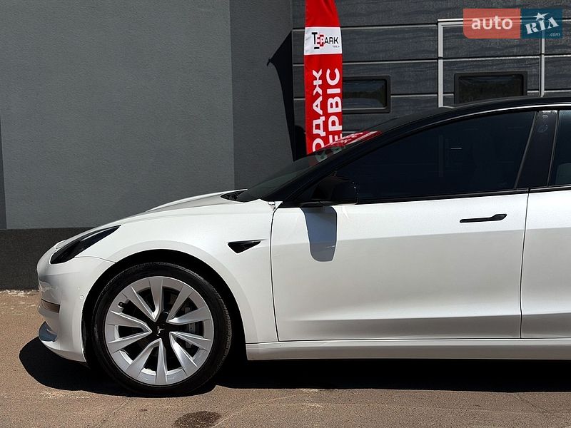Седан Tesla Model 3 2022 в Киеве
