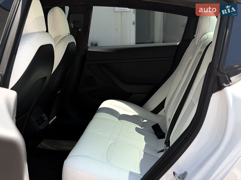 Седан Tesla Model 3 2022 в Киеве