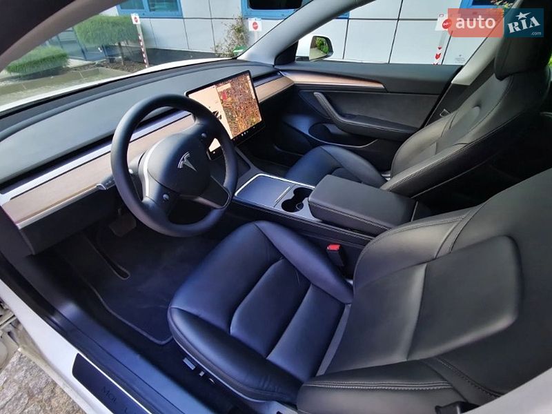 Седан Tesla Model 3 2021 в Львове