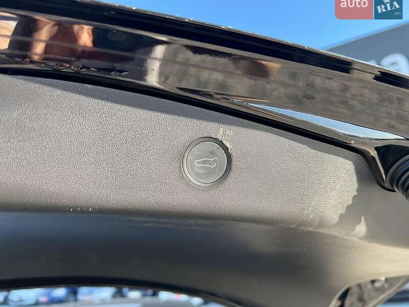 Седан Tesla Model 3 2021 в Львове