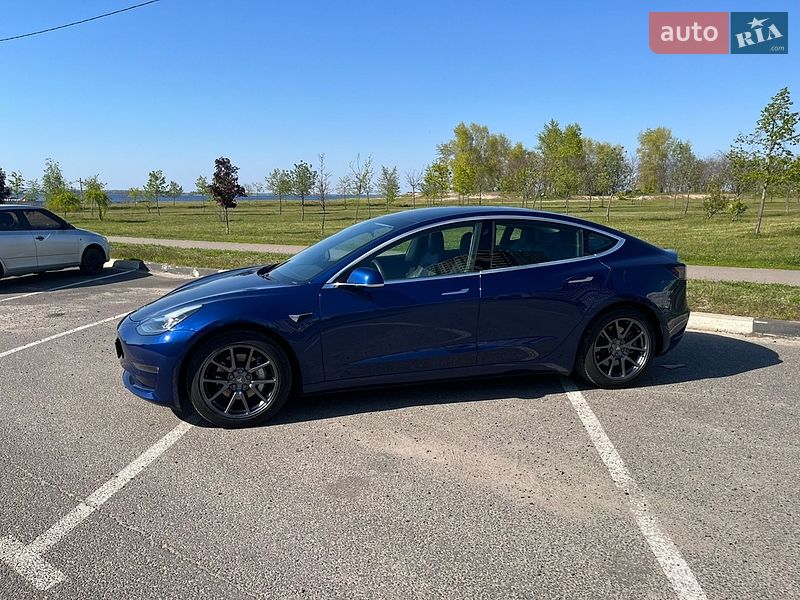 Седан Tesla Model 3 2019 в Черкассах