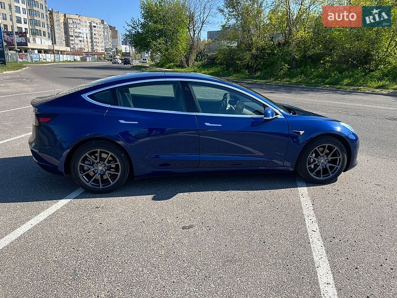 Седан Tesla Model 3 2019 в Черкассах