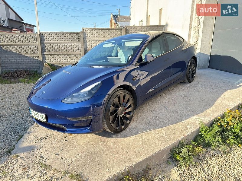 Седан Tesla Model 3 2023 в Львове