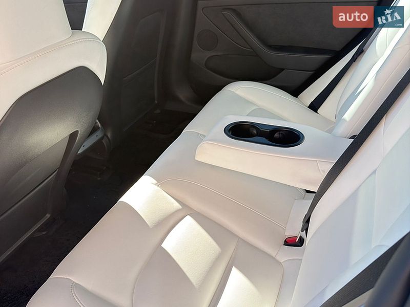 Седан Tesla Model 3 2023 в Львове