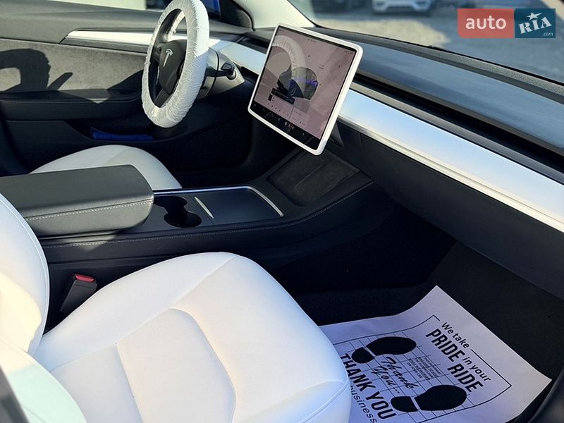Седан Tesla Model 3 2023 в Львове